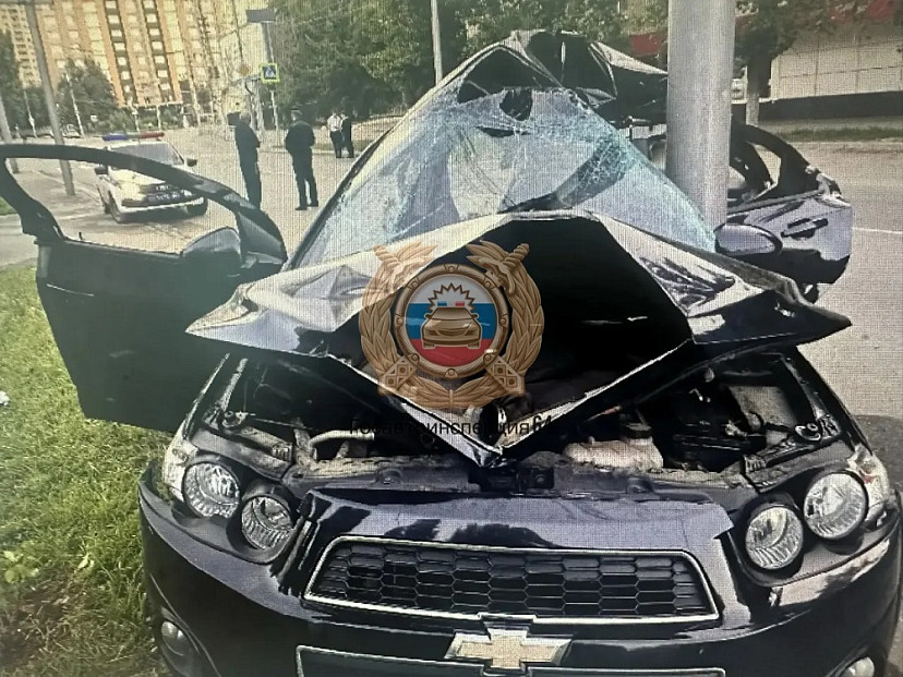 В Саратове водитель иномарки врезался в столб и попал в больницу